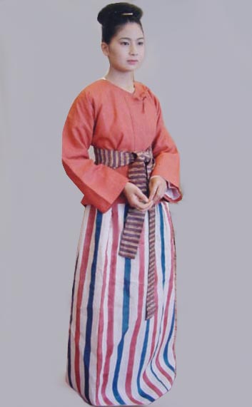 古墳時代　女子　衣・裙（衣・裳）姿